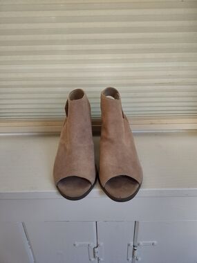 Open-Toe Suede Mules in Light Taupe Wit Velcro Adjustable Strap, Size 8.5
